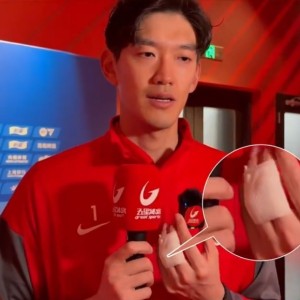 颜骏凌：赛前热身手指脱臼，这时候更需要给球队信心所以坚持完赛